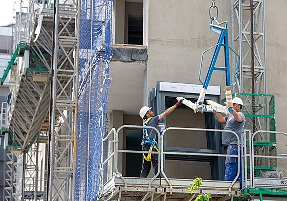 Obreros trabajan en una construcción.