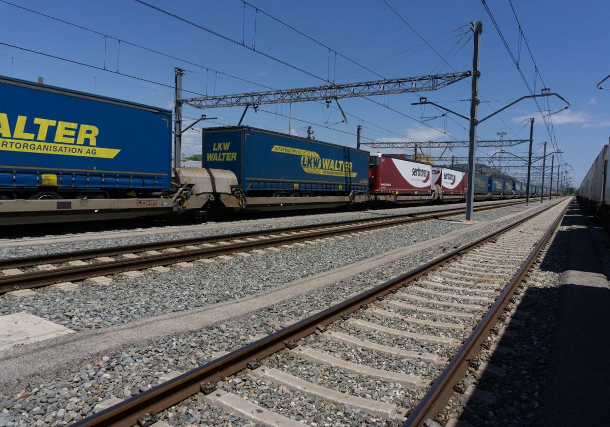 Semirremolques de camión embarcados en vagones para operar una autopista ferroviaria con Francia desde la terminal de Can Tunis, en Barcelona.