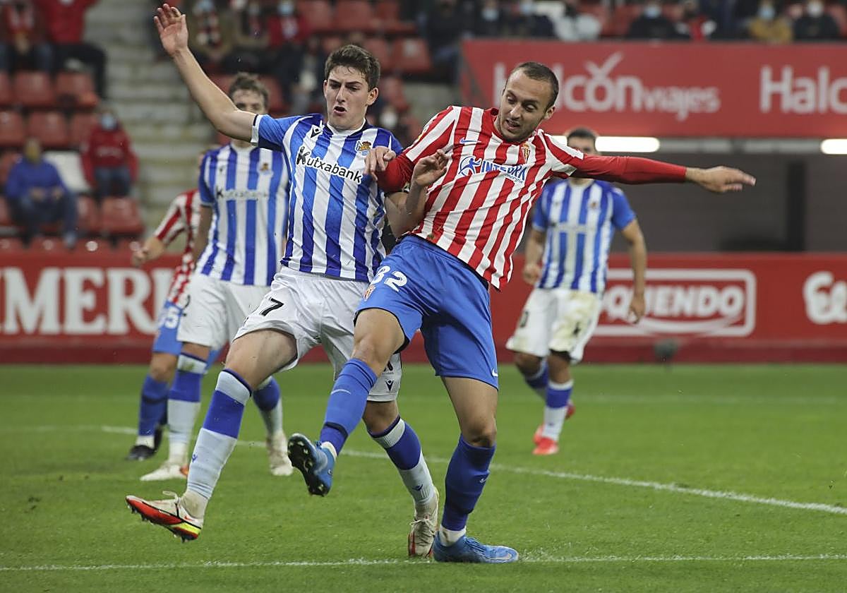 Santamaría, en un partido de Segunda División entre el Sporting y la Real Sociedad B en El Molinón en la temporada 2021-2022.