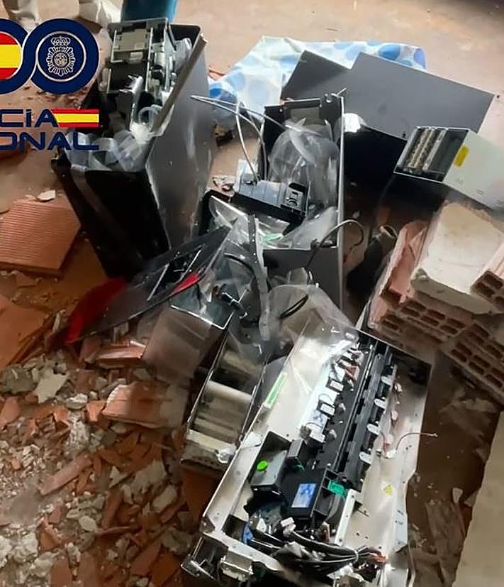 Imagen secundaria 2 - 1) Material sustraído incautado por la Policía. 2) Uno de los arrestados, en el momento de su detención. 3) Objetos robados que escondían en la casa okupaa en la que se encontraban.