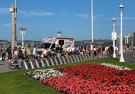 Una Uvi Móvil les esperaba después de ser rescatados por los dos socorristas.