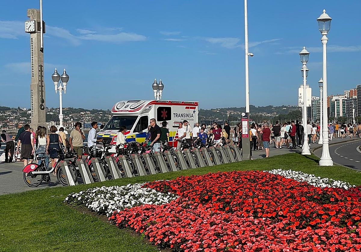 Una Uvi Móvil les esperaba después de ser rescatados por los dos socorristas.