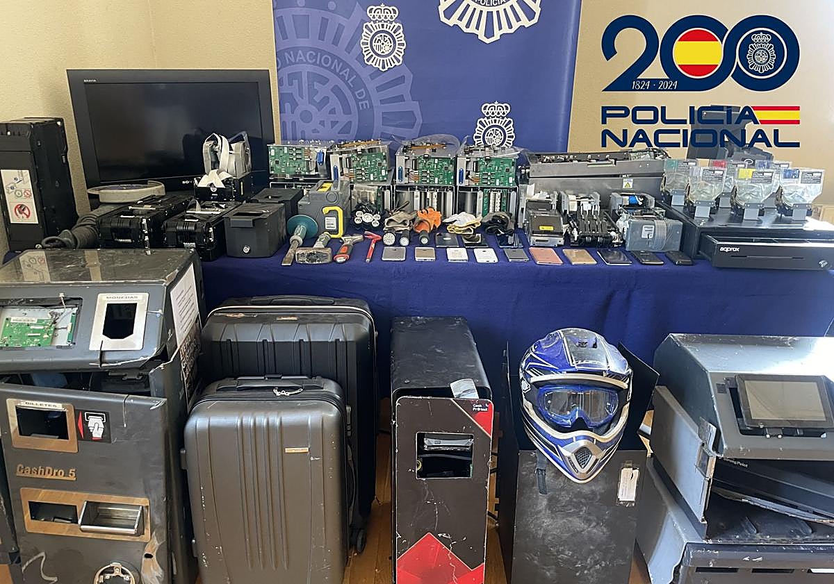 Imagen principal - 1) Material sustraído incautado por la Policía. 2) Uno de los arrestados, en el momento de su detención. 3) Objetos robados que escondían en la casa okupaa en la que se encontraban.