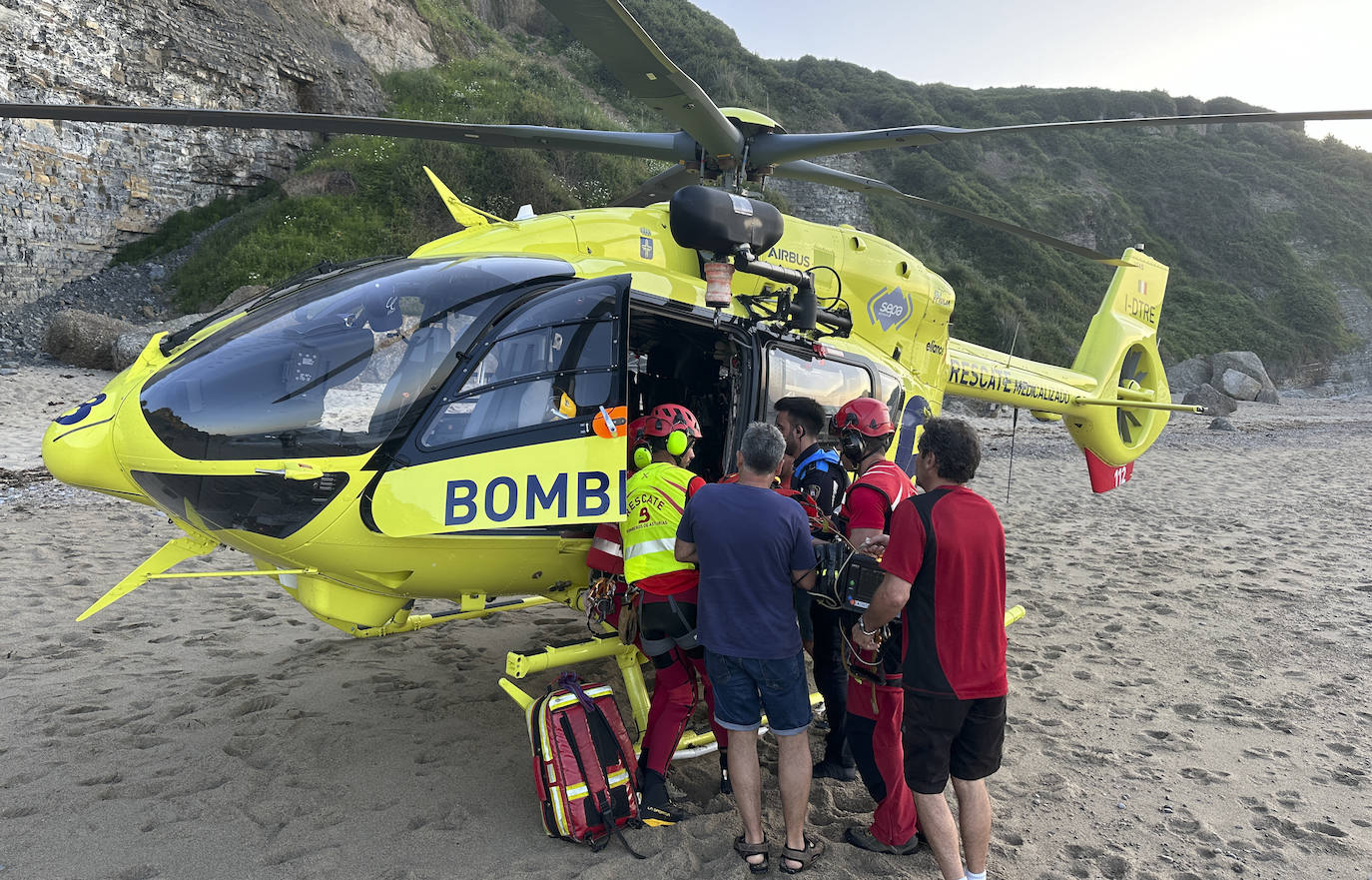 Evacúan a un hombre que sufrió una caída en la playa de Serín