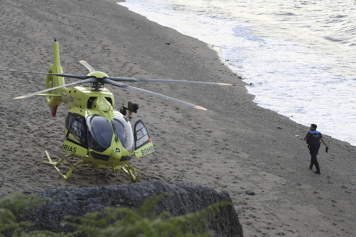 Evacúan a un hombre que sufrió una caída en la playa de Serín