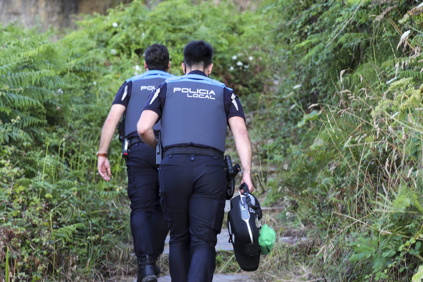 Evacúan a un hombre que sufrió una caída en la playa de Serín