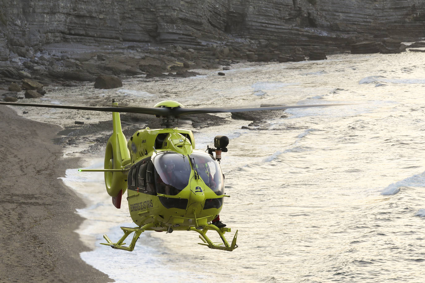 Evacúan a un hombre que sufrió una caída en la playa de Serín