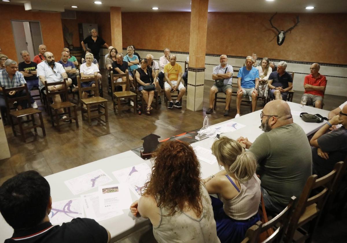 Asamblea vecinal de los barrios de la zona oeste de Gijón celebrada ayer en un restaurante de El Lauredal para retomar movilizaciones.