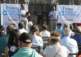 Guzmán González sobre el escenario de la plaza de la República de El Coto durante su participación en el certamen de EL COMERCIO.