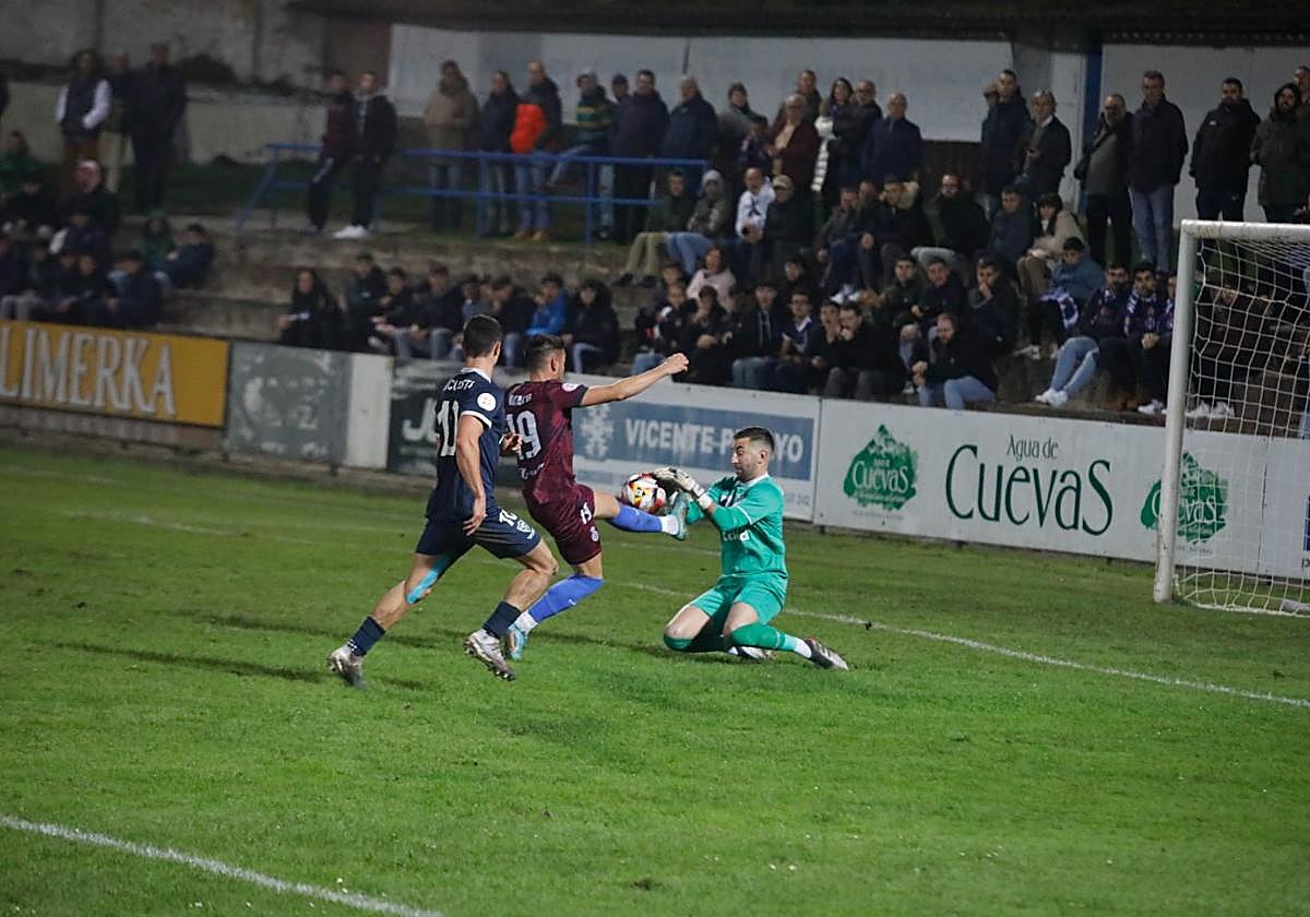 Público en el campo de Miramar en un Marino-Real Avilés de la pasada temporada.