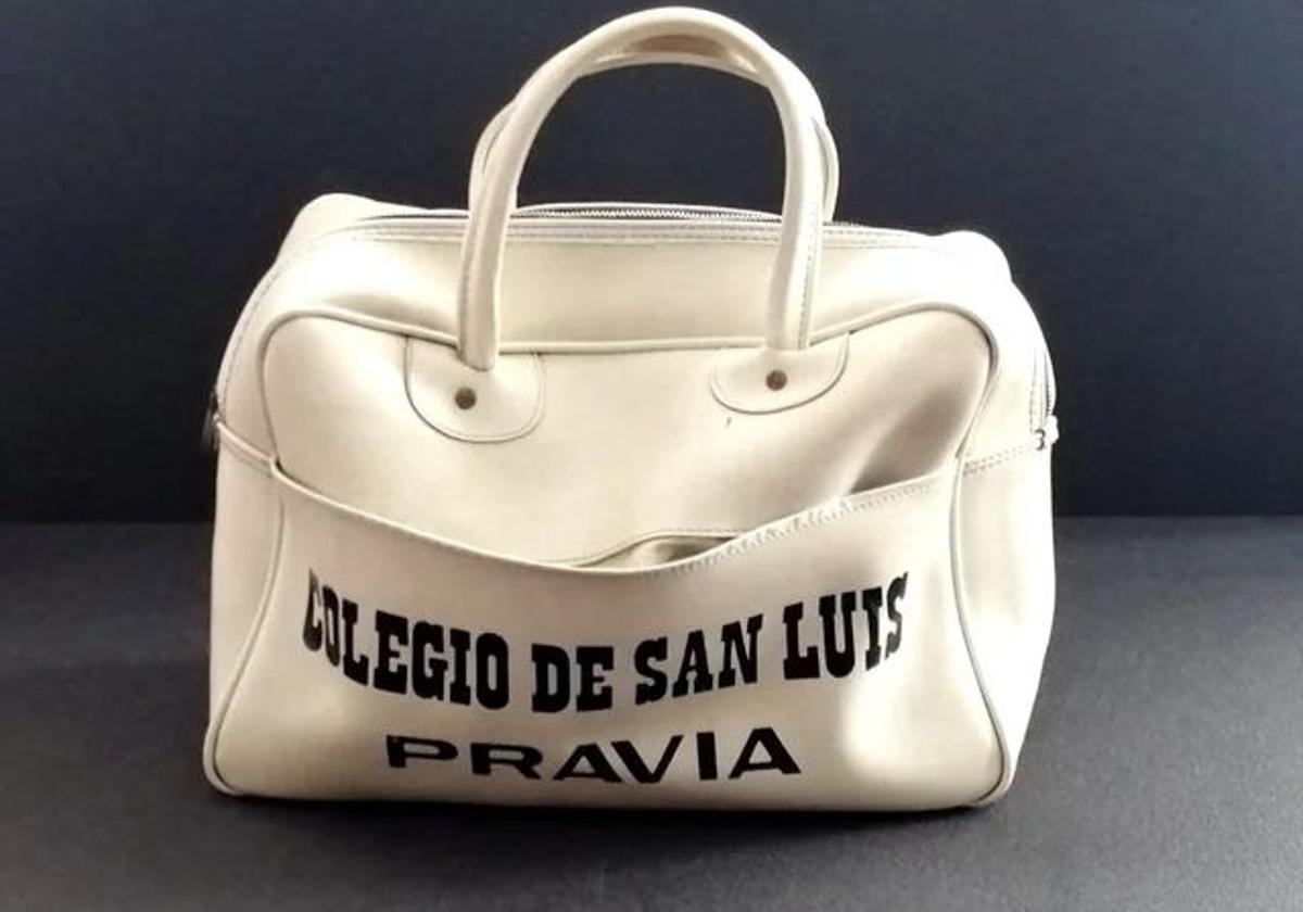 Un bolso de los 70 del colegio San Luis de Pravia es tendencia