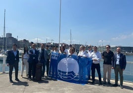 Foto de familia de los representantes del Puerto Deportiva y de la Seguridad Portuaria