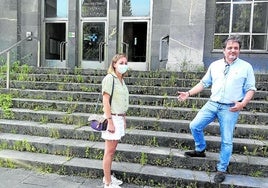 Delia Campomanes y Alejandro Álvarez, en la escalinata del Hospital General.