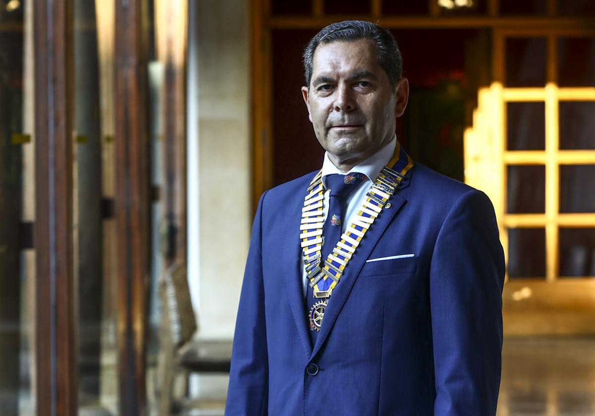 José Piloñeta, con el collar de presidente del Rotary Oviedo en el hotel de la Reconquista.