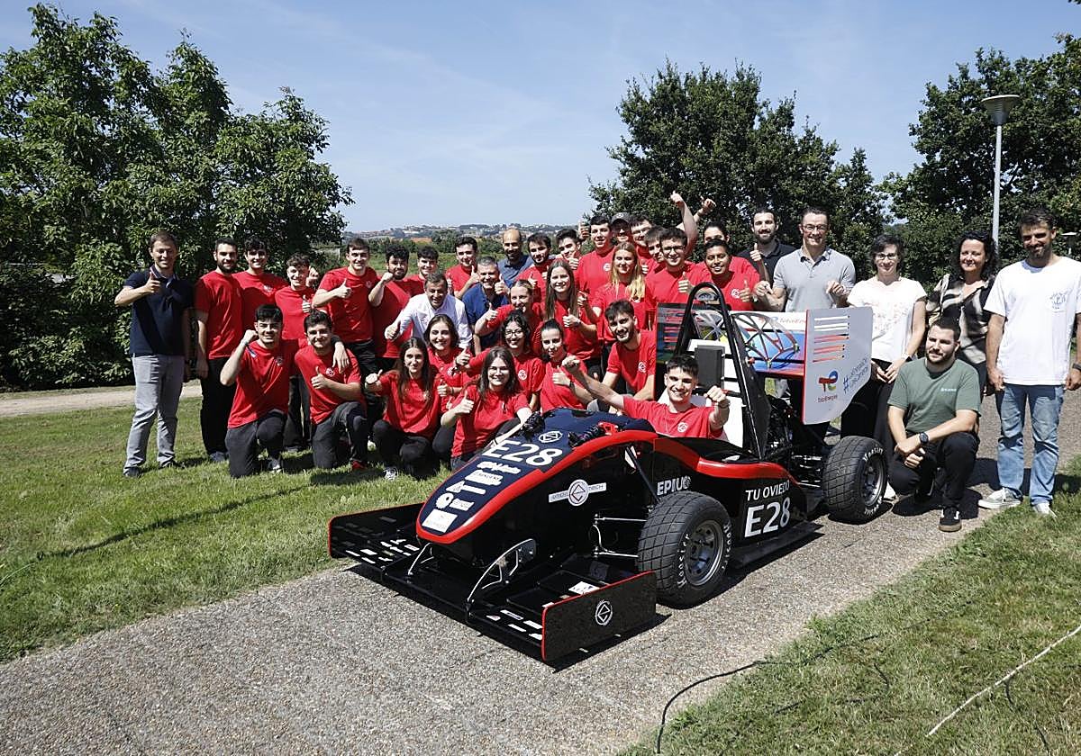 El equipo de la EPI con el vehículo y su piloto DiegoMartínez, listos para competir en Barcelona.