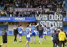 Los jugadores del Avilés agradecen el apoyo de la grada.