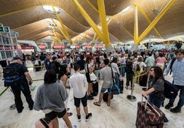 Caos en el aeropuerto de Barajas, desde donde despegó con hora y media de retraso el vuelo a Asturias esta mañana.