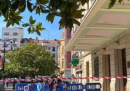Una dotación de bomberos y una patrulla de la Policía Local se desplazó sobre las cinco y media de esta tarde hasta la zona para acordonarla.
