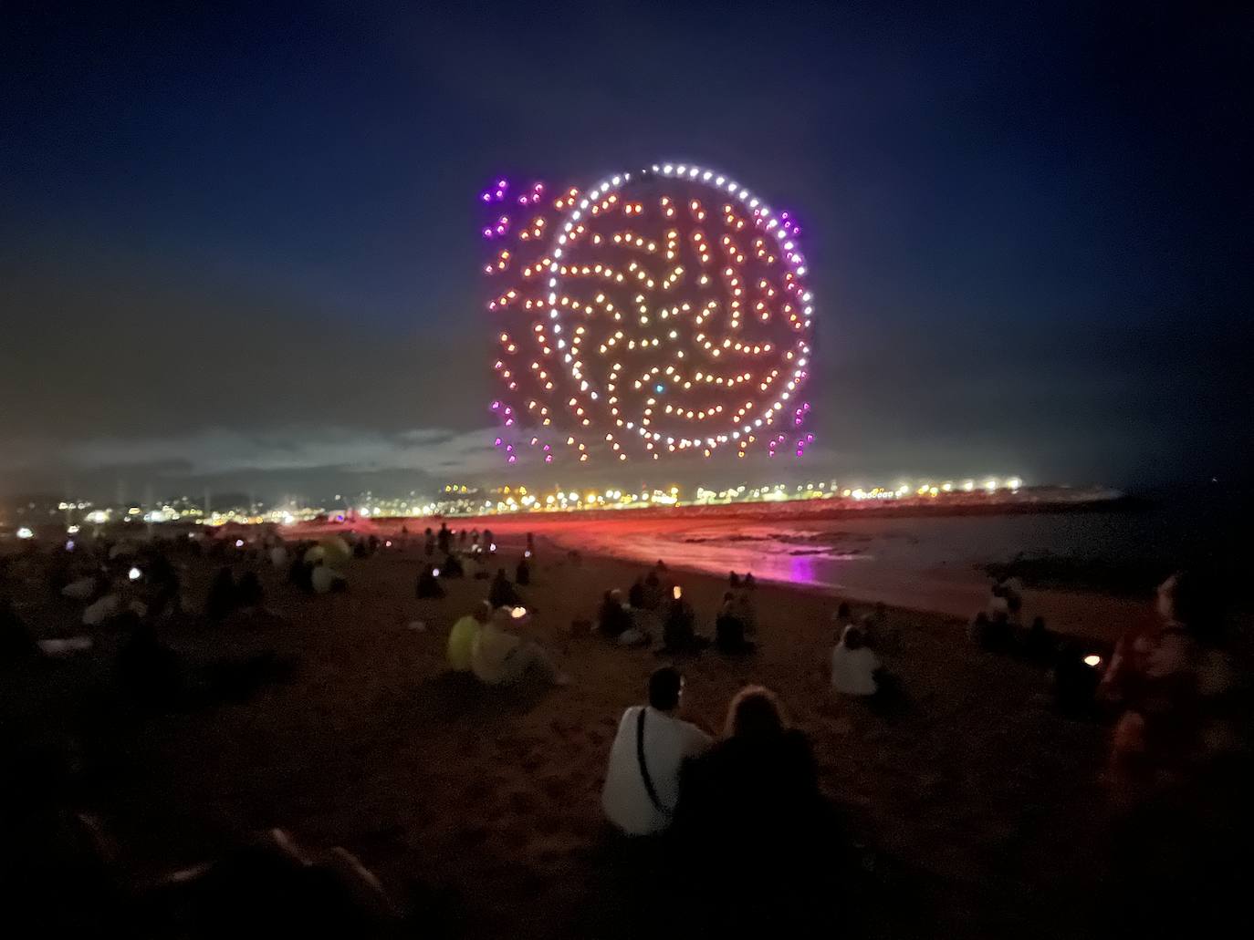 La magia de los drones hechiza el cielo de Gijón