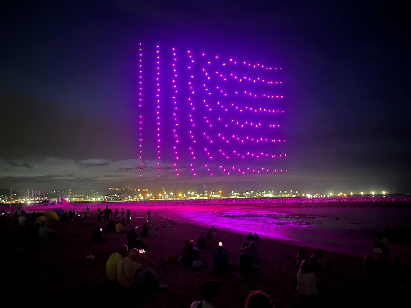 La magia de los drones hechiza el cielo de Gijón