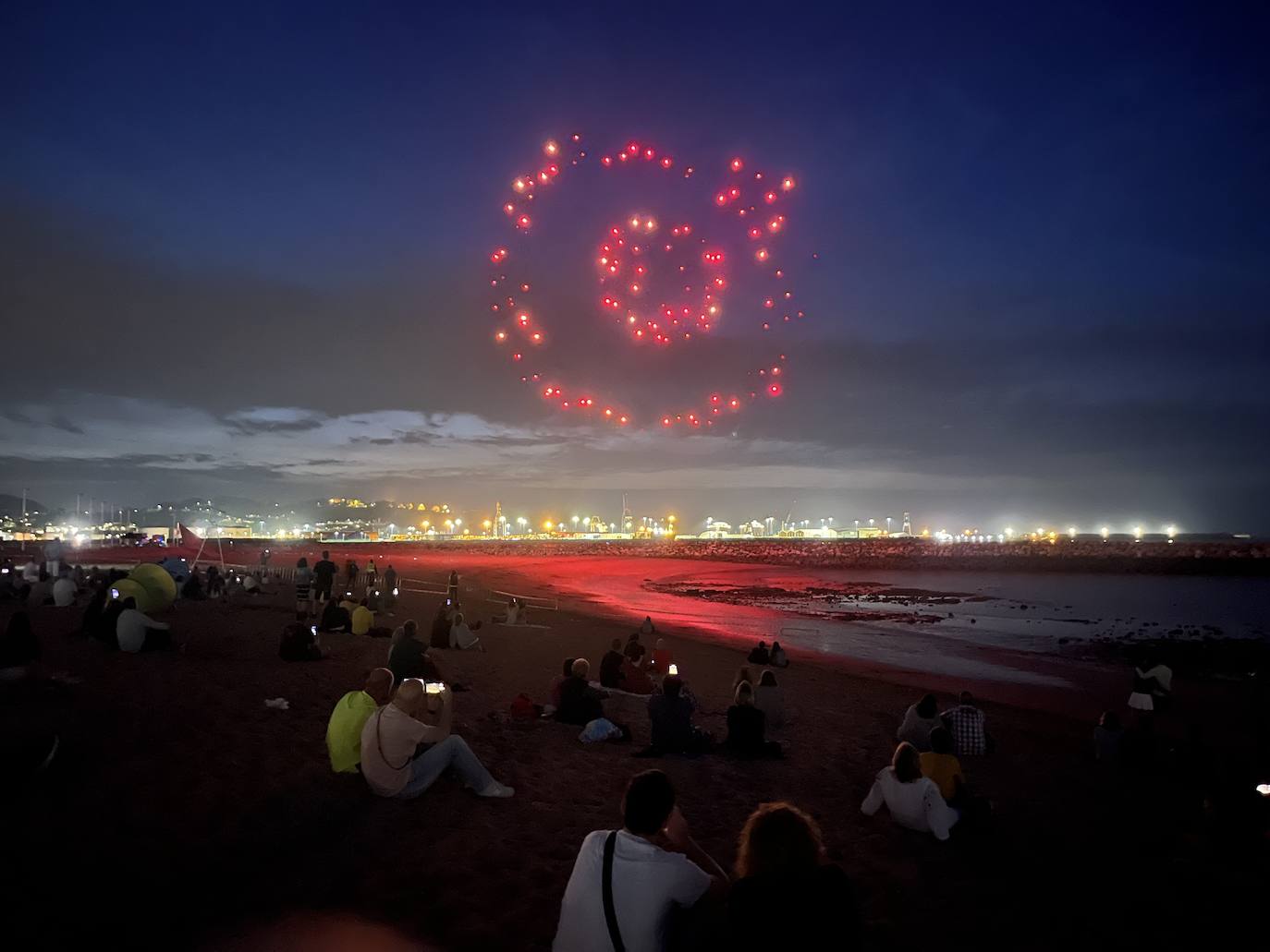 La magia de los drones hechiza el cielo de Gijón