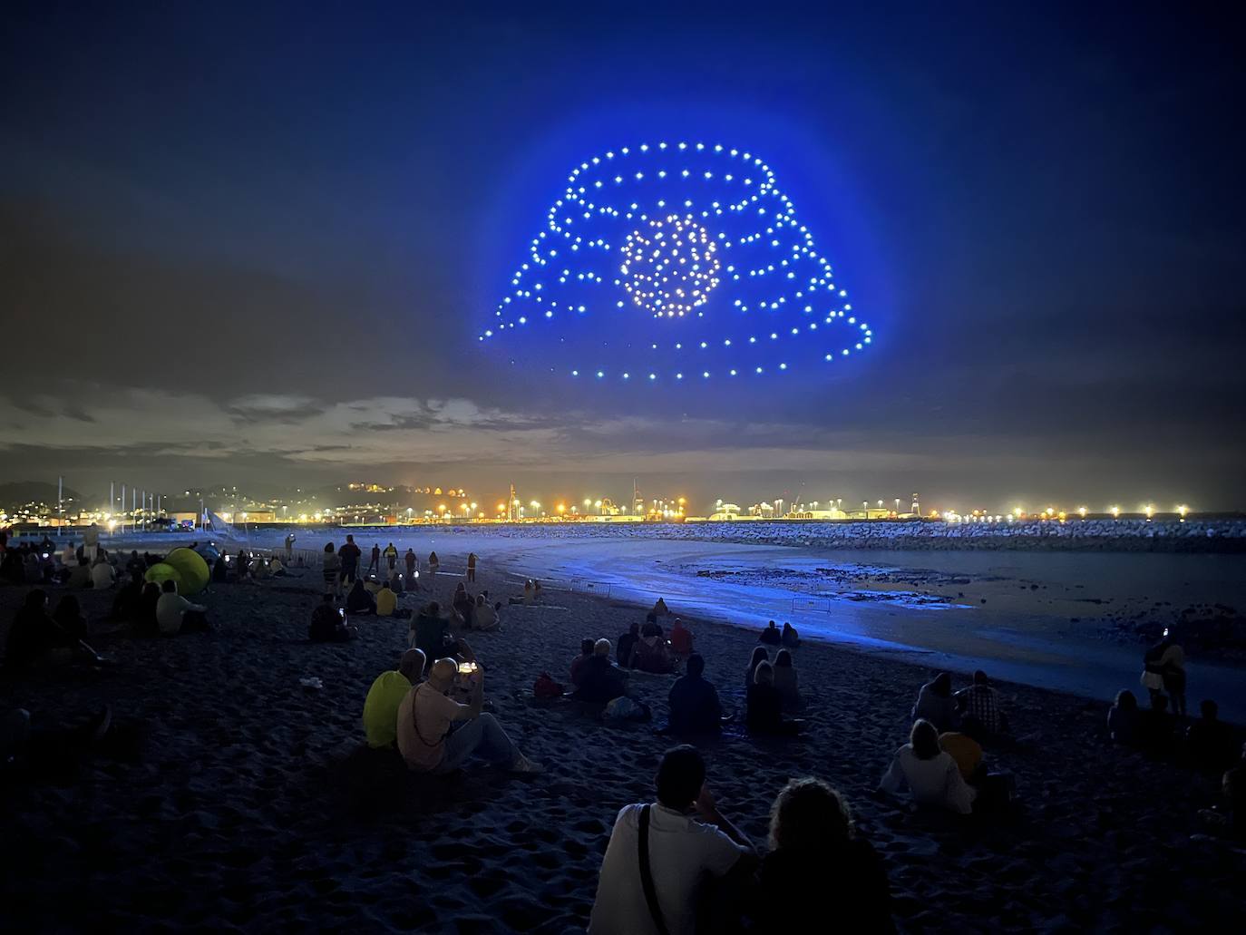 La magia de los drones hechiza el cielo de Gijón