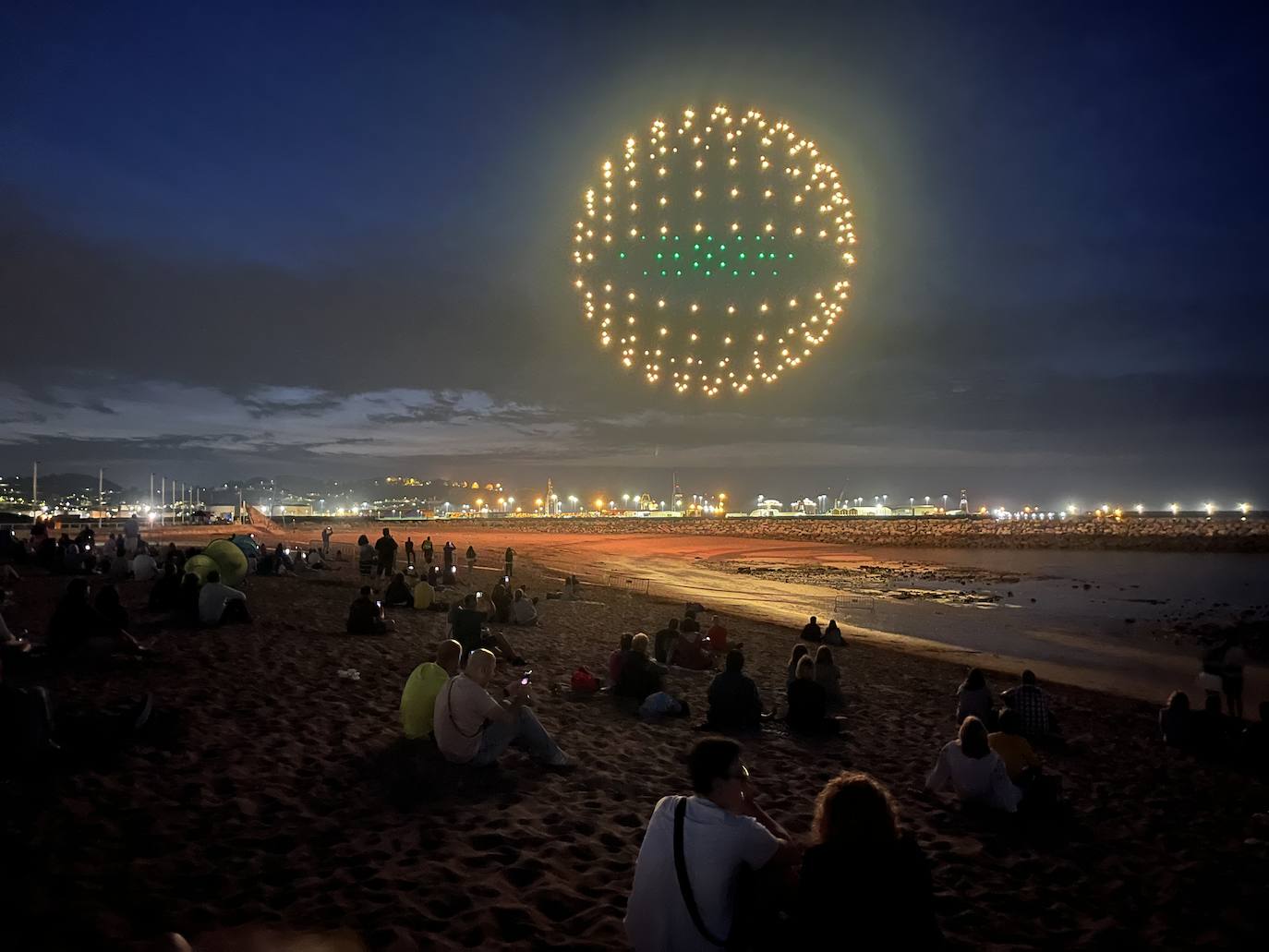 La magia de los drones hechiza el cielo de Gijón