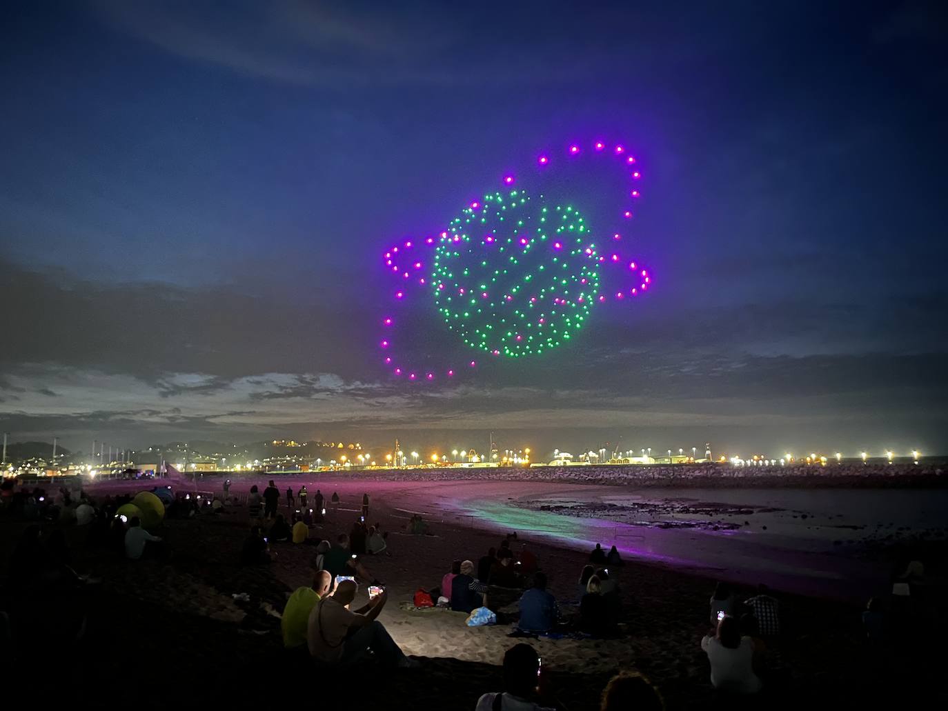 La magia de los drones hechiza el cielo de Gijón