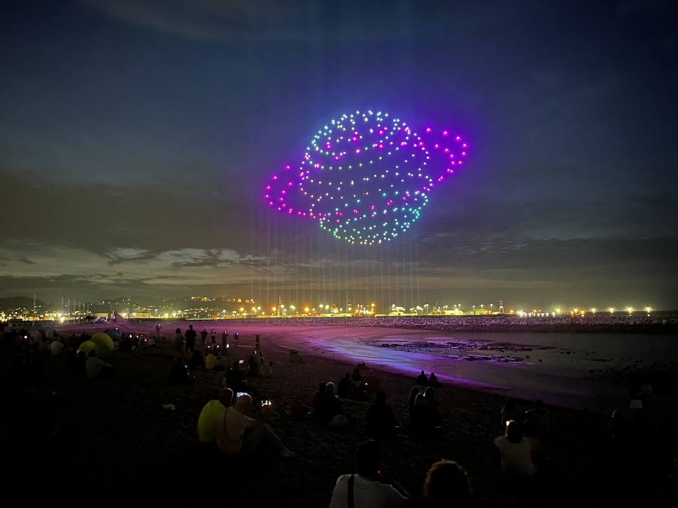 La magia de los drones hechiza el cielo de Gijón