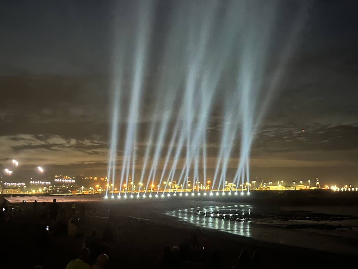 La magia de los drones hechiza el cielo de Gijón