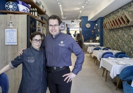 Eva María Carneado y Bernabé García Luces, en elcomedor de su restaurante