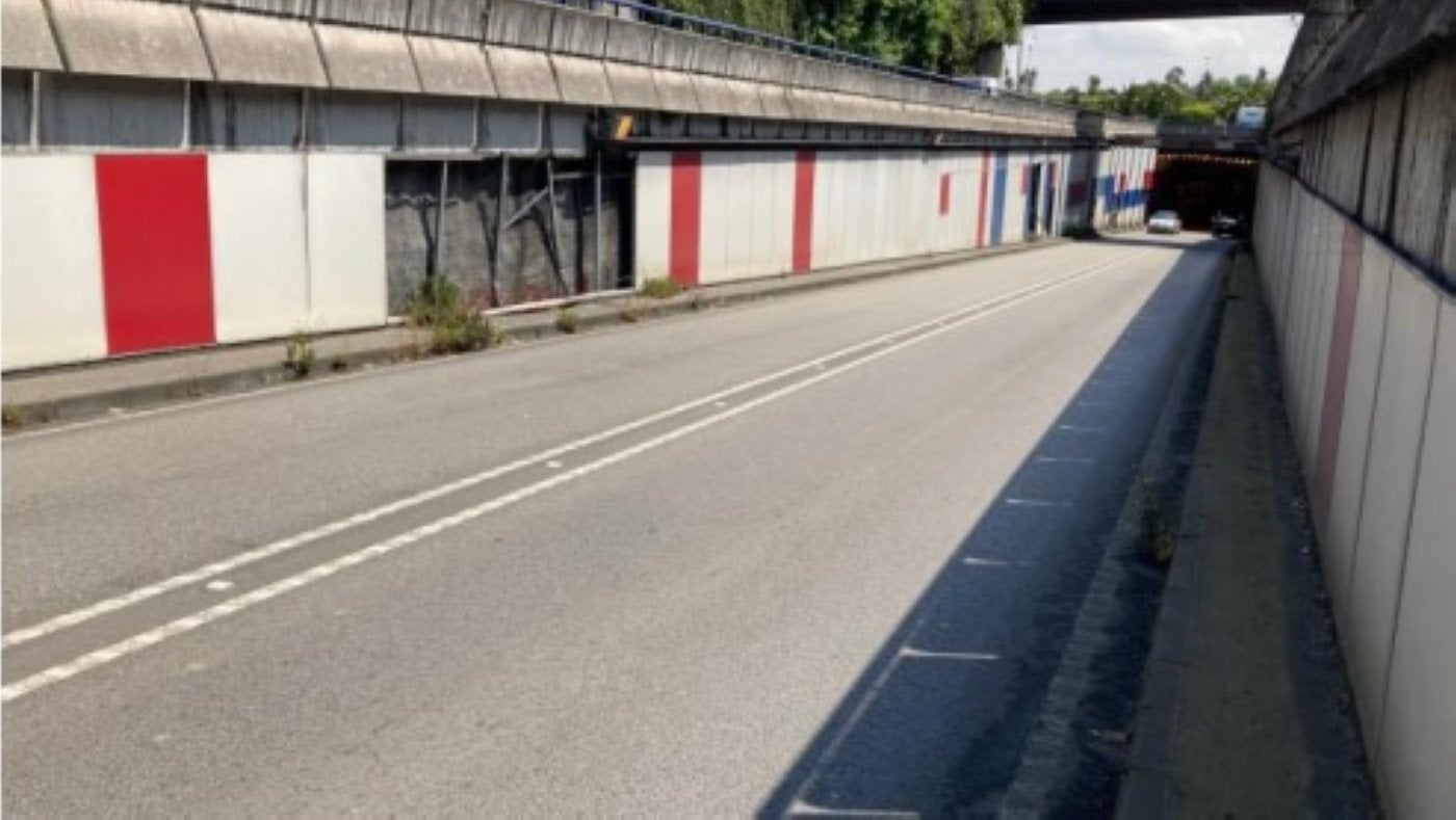 Detalle de los daños en el revestimiento metálico del paso inferior.