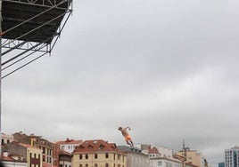 Éxito del concurso de saltos 'Døds Diving World Tour' en Gijón