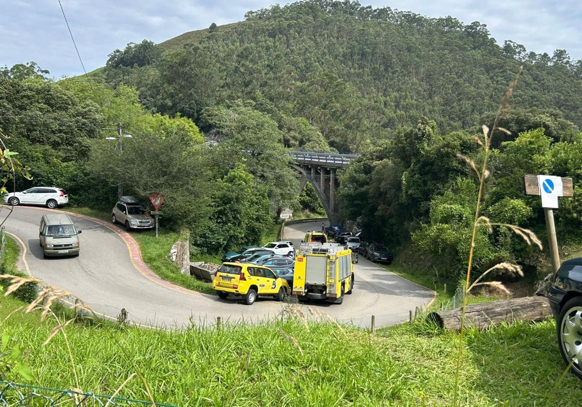 Los Bomberos en el lugar del accidente.