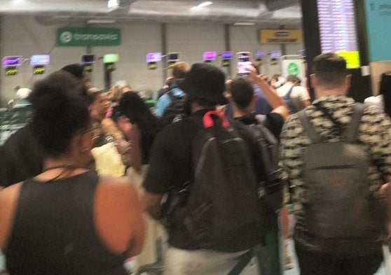 Afectados por el vuelo cancelado, agolpados en el aeropuerto de Lisboa.