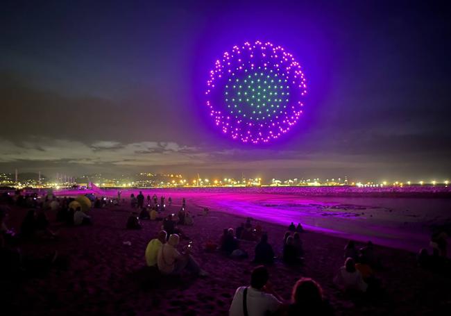 La magia de los drones hechiza el cielo de Gijón.