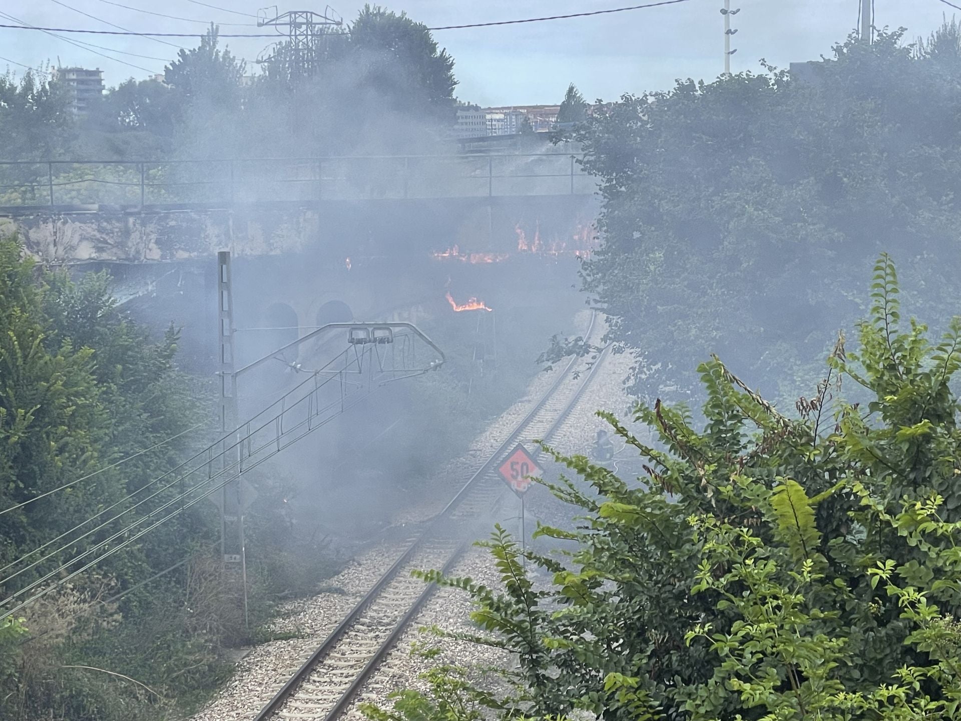 Así fue la complicada extinción del incendio que dejó a Gijón sin luz