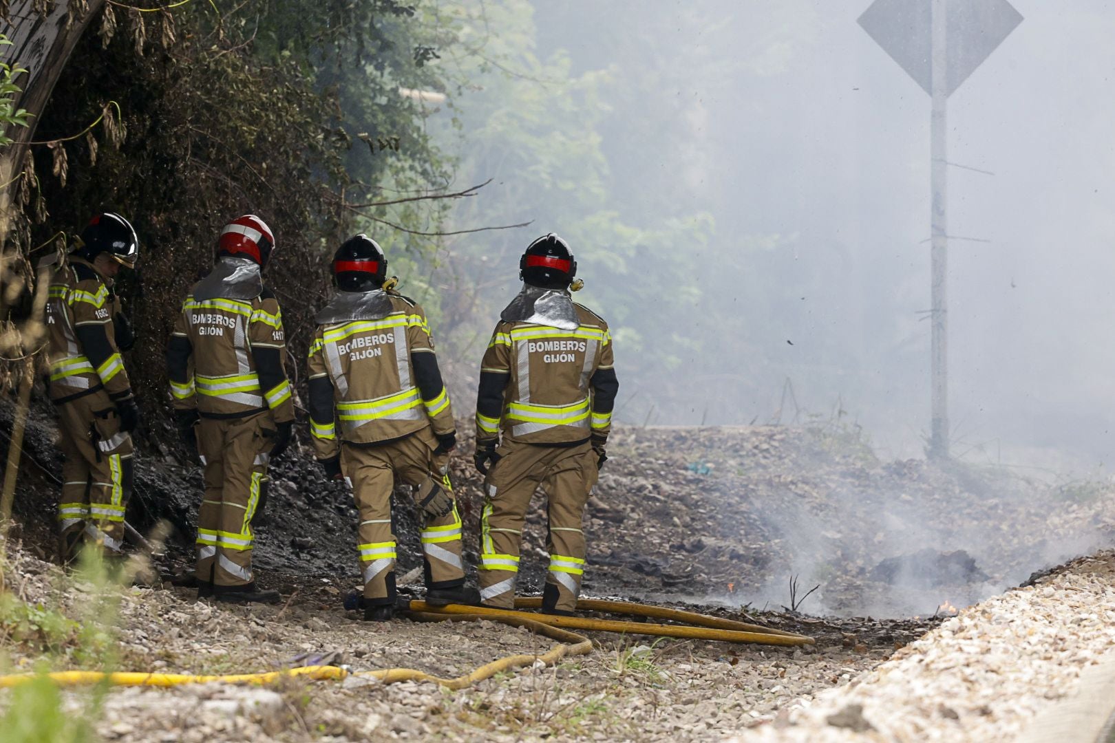 Así fue la complicada extinción del incendio que dejó a Gijón sin luz