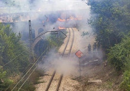 Trenes parados y cortes de luz por un incendio en un parque de transformadores eléctricos de Gijón