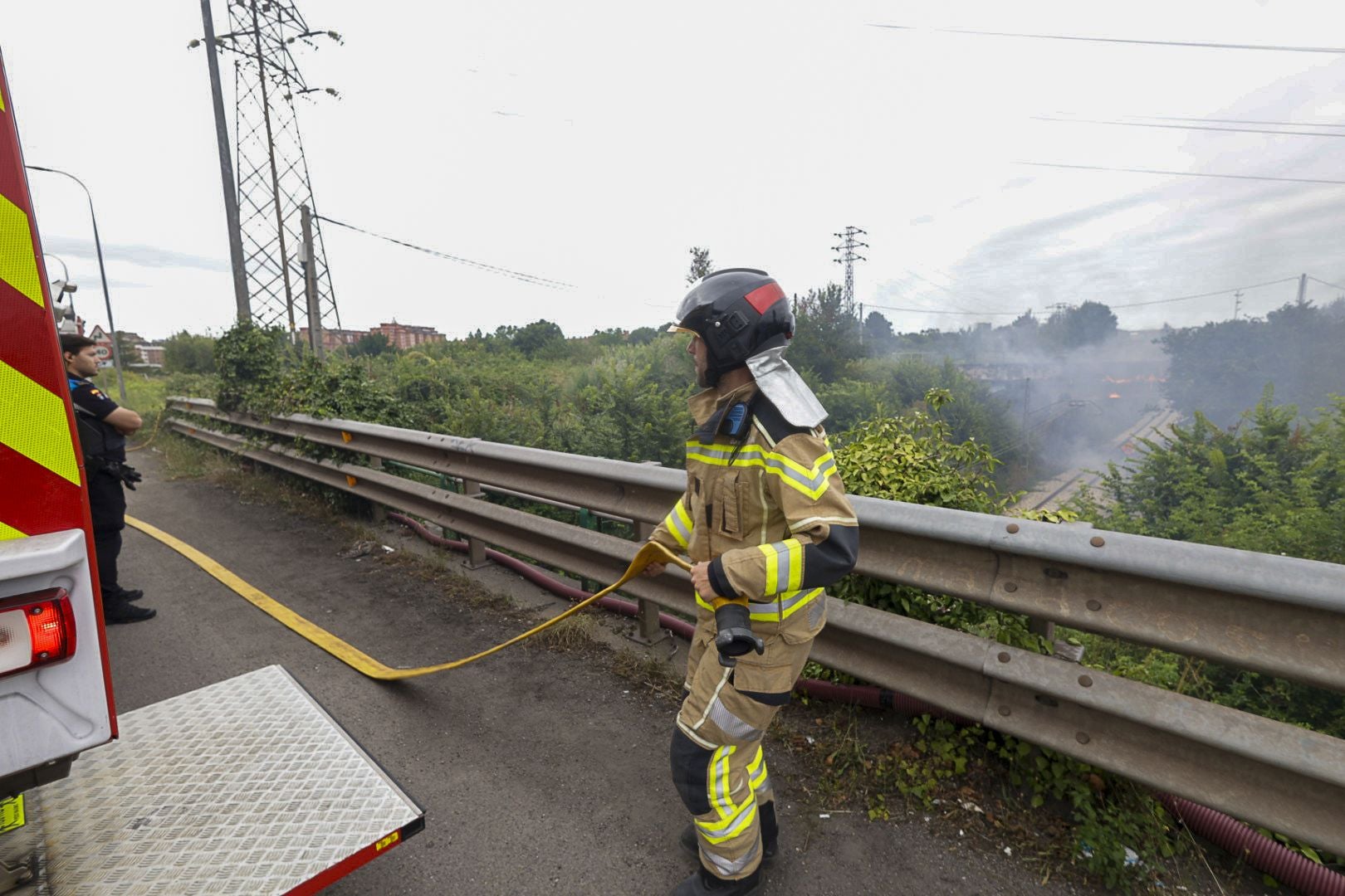 Así fue la complicada extinción del incendio que dejó a Gijón sin luz