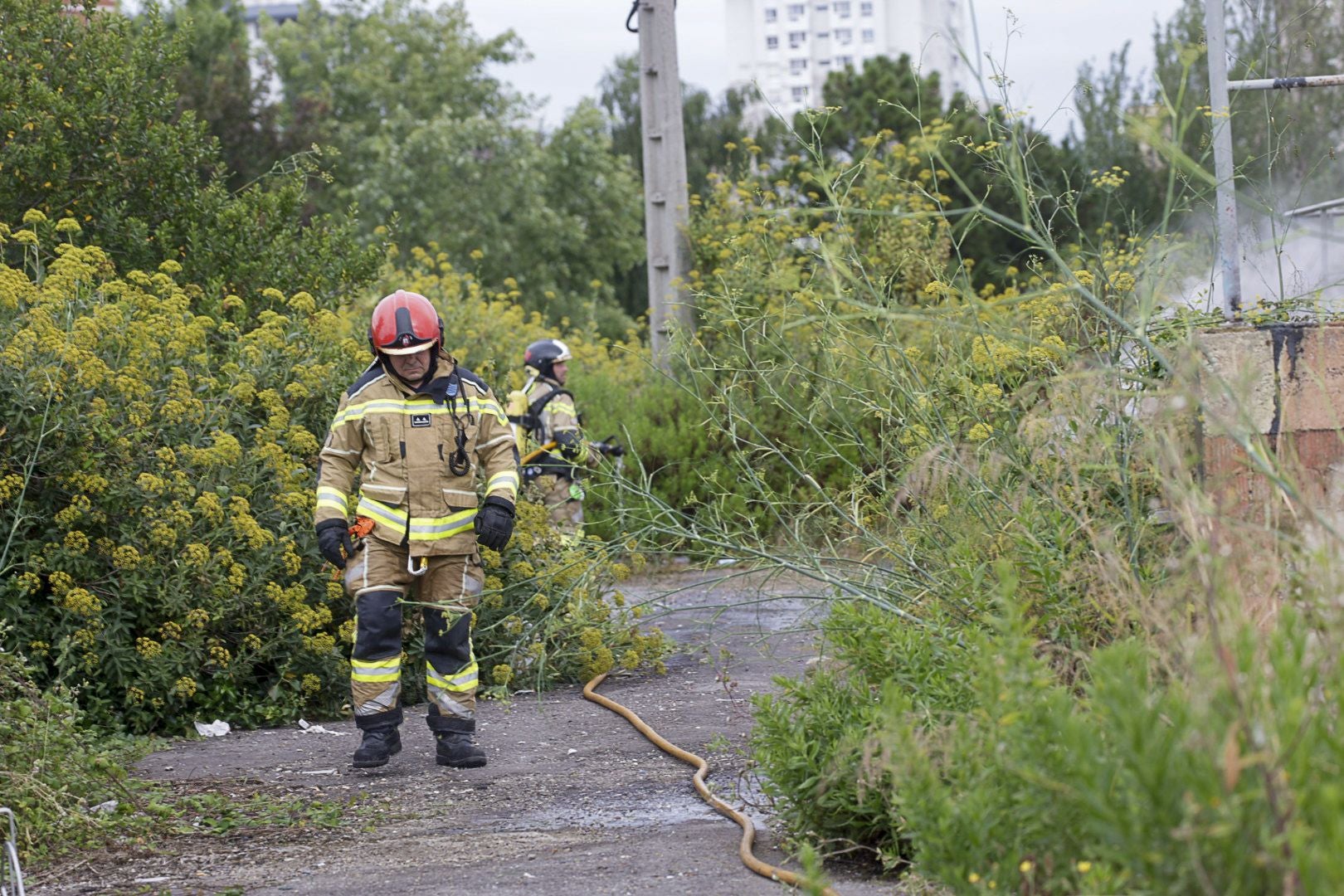 Así fue la complicada extinción del incendio que dejó a Gijón sin luz