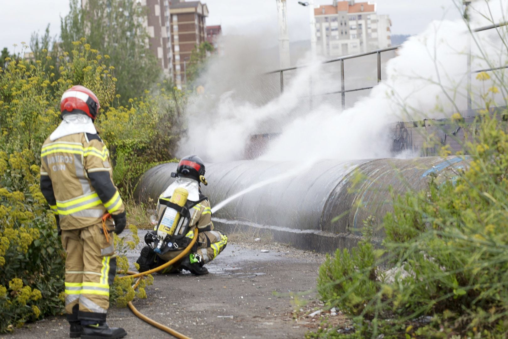 Así fue la complicada extinción del incendio que dejó a Gijón sin luz