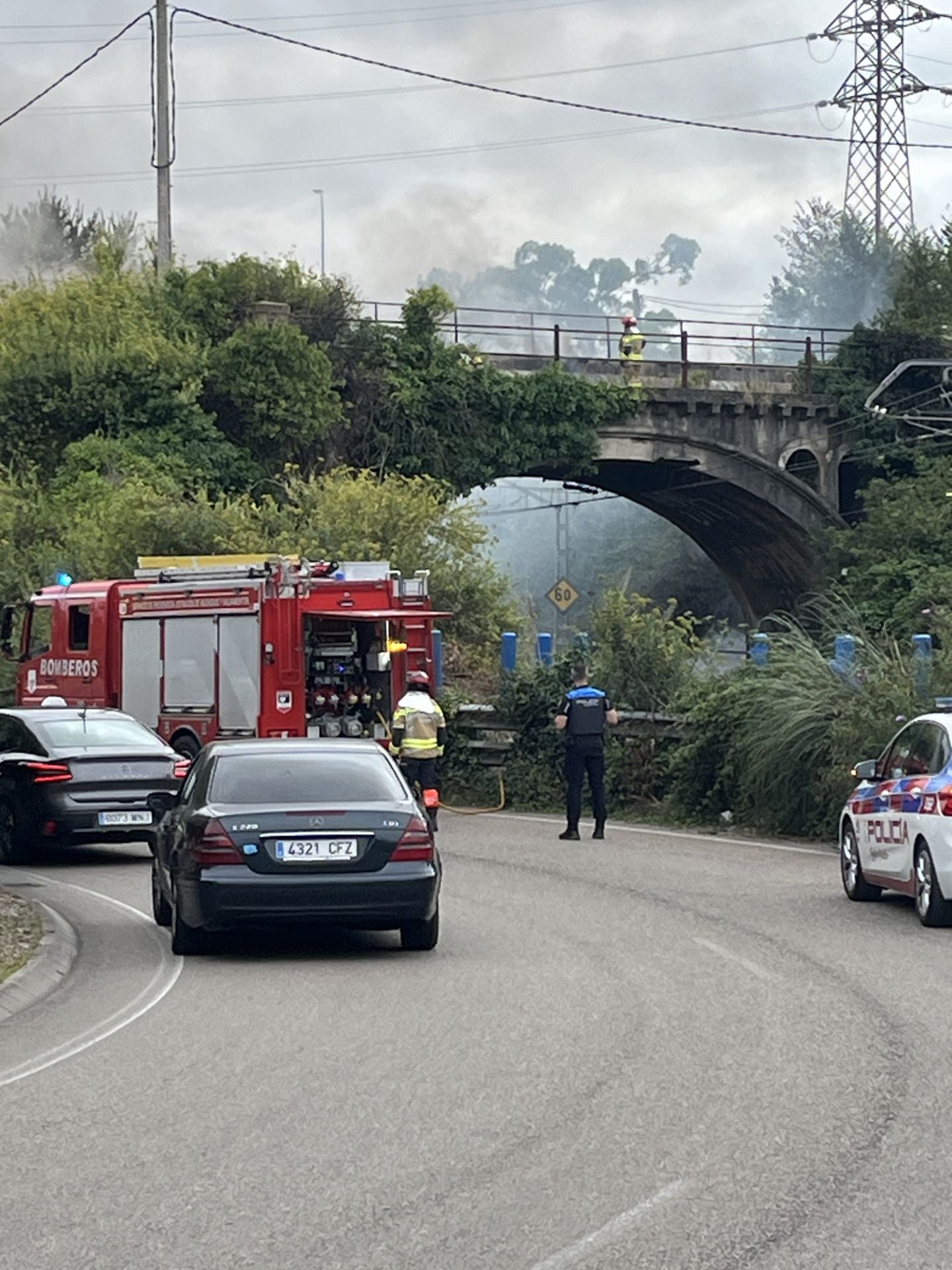 Así fue la complicada extinción del incendio que dejó a Gijón sin luz