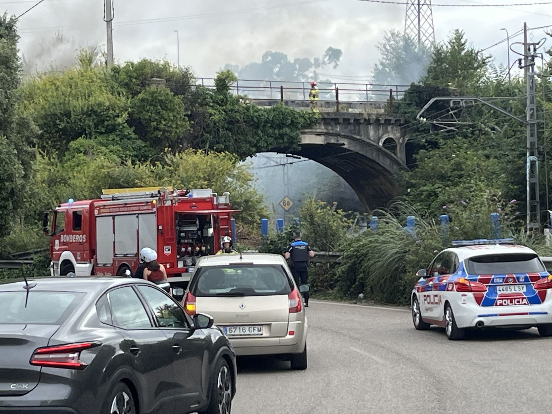 Así fue la complicada extinción del incendio que dejó a Gijón sin luz