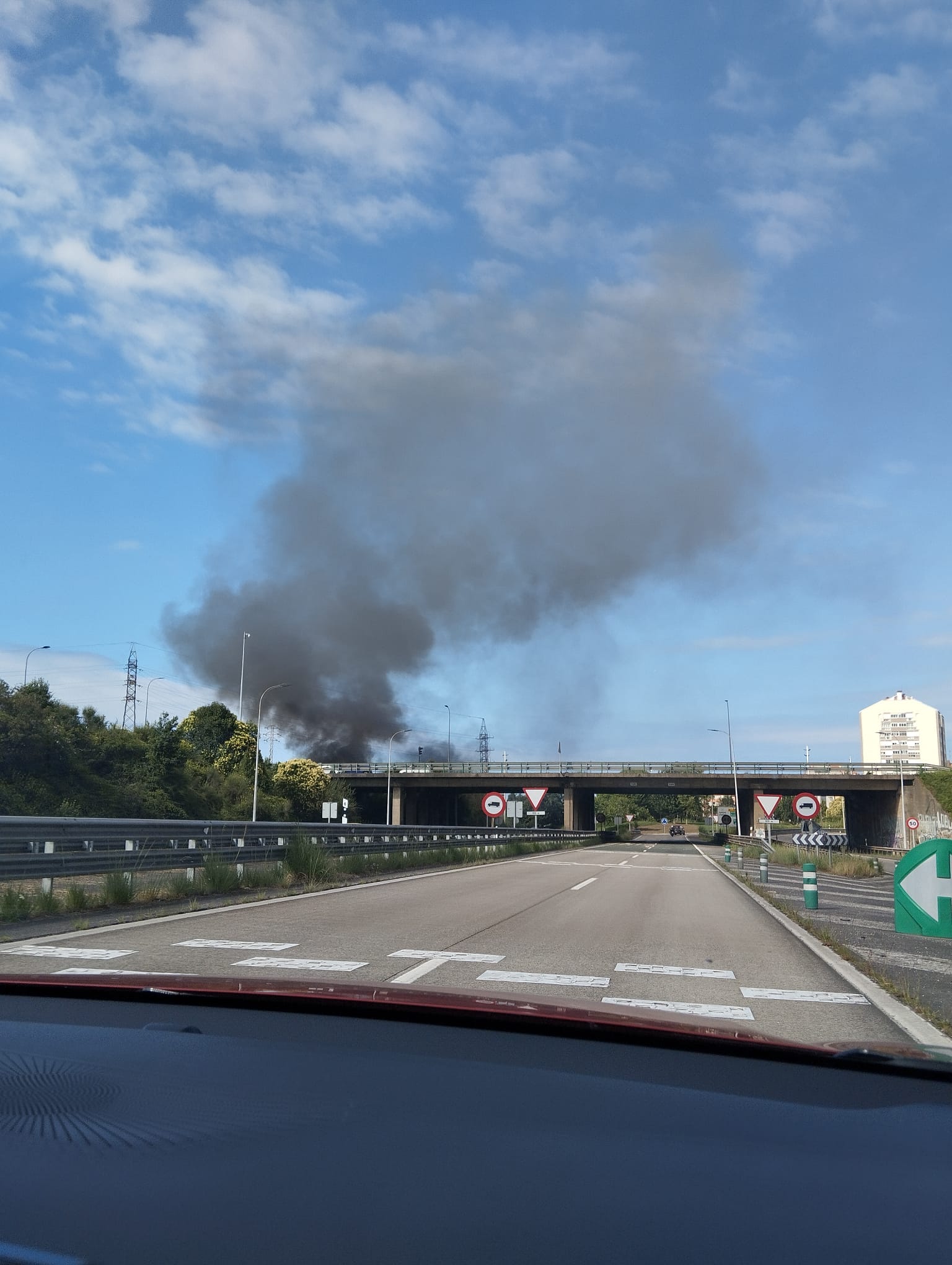 Así fue la complicada extinción del incendio que dejó a Gijón sin luz