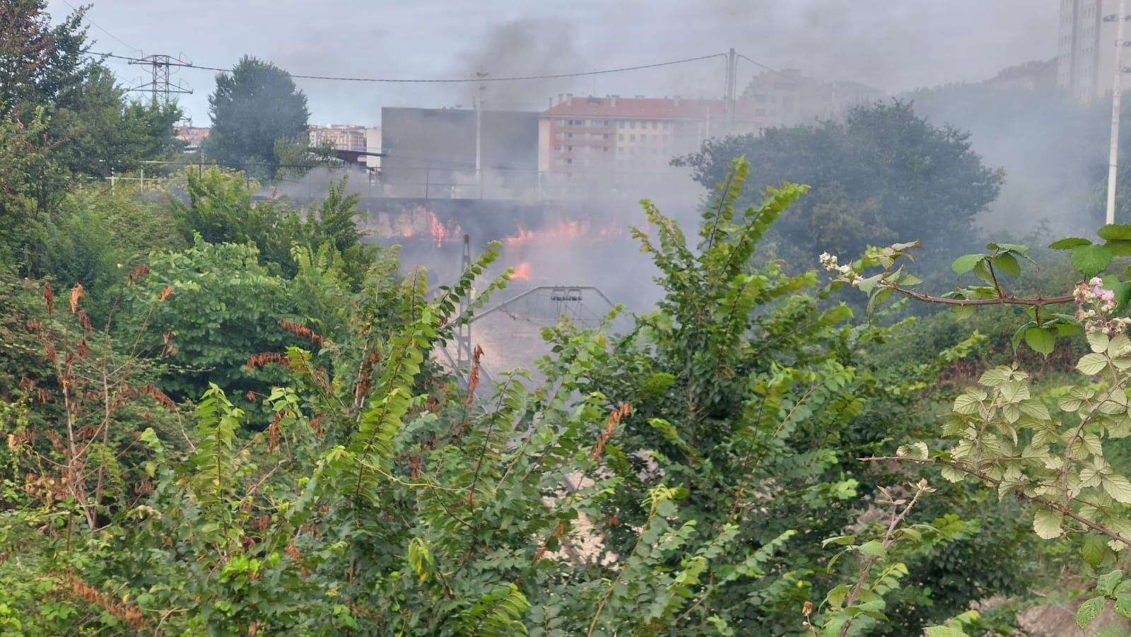 Así fue la complicada extinción del incendio que dejó a Gijón sin luz