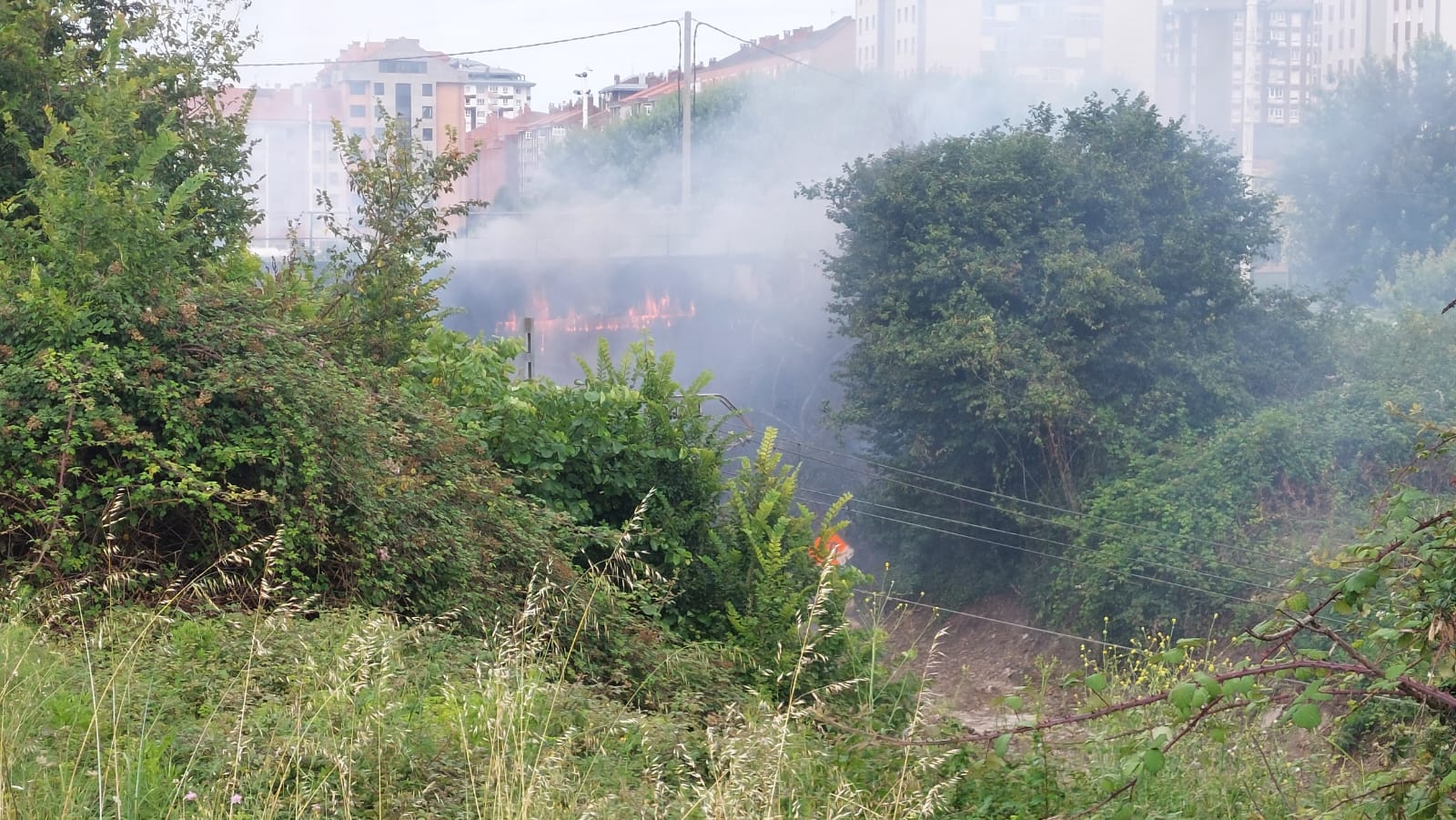 Así fue la complicada extinción del incendio que dejó a Gijón sin luz