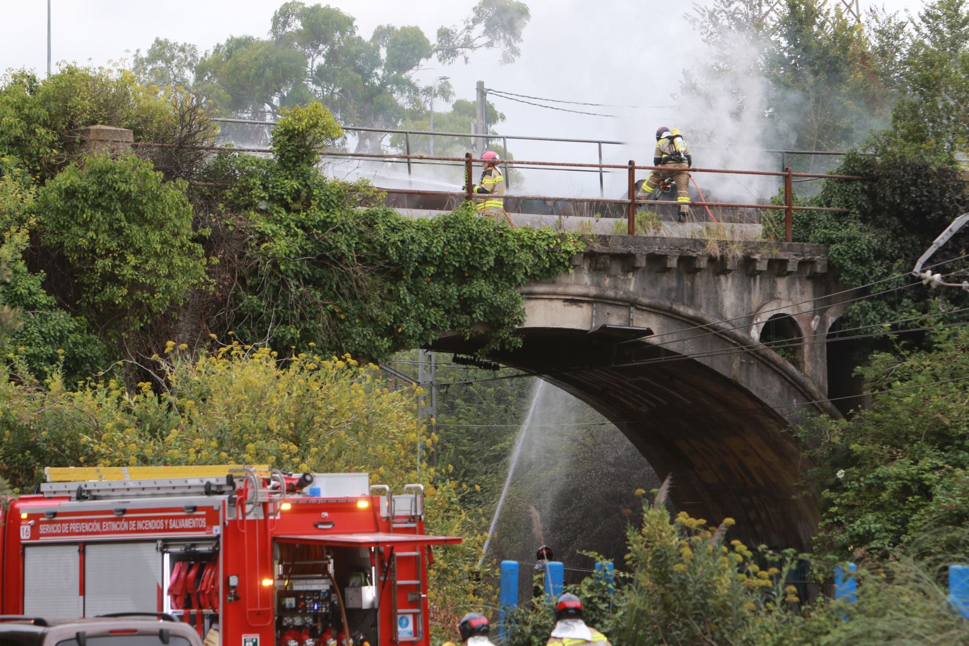 Así fue la complicada extinción del incendio que dejó a Gijón sin luz