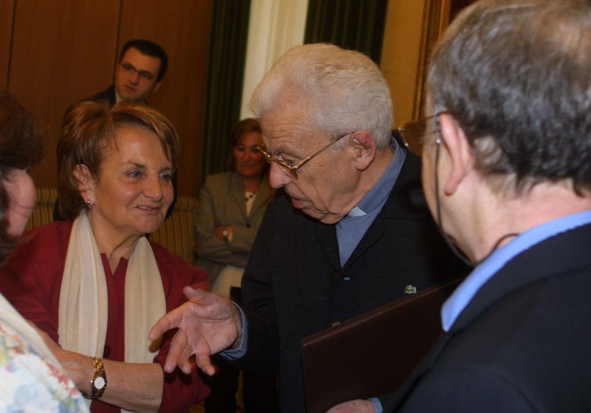 El padre jesuíta Manuel Laínz, junto a la entonces alcaldesa de Gijón, Paz Fernández Felgueroso, tras la firma de la cesión del herbario al Jardín Botánico en 2004.