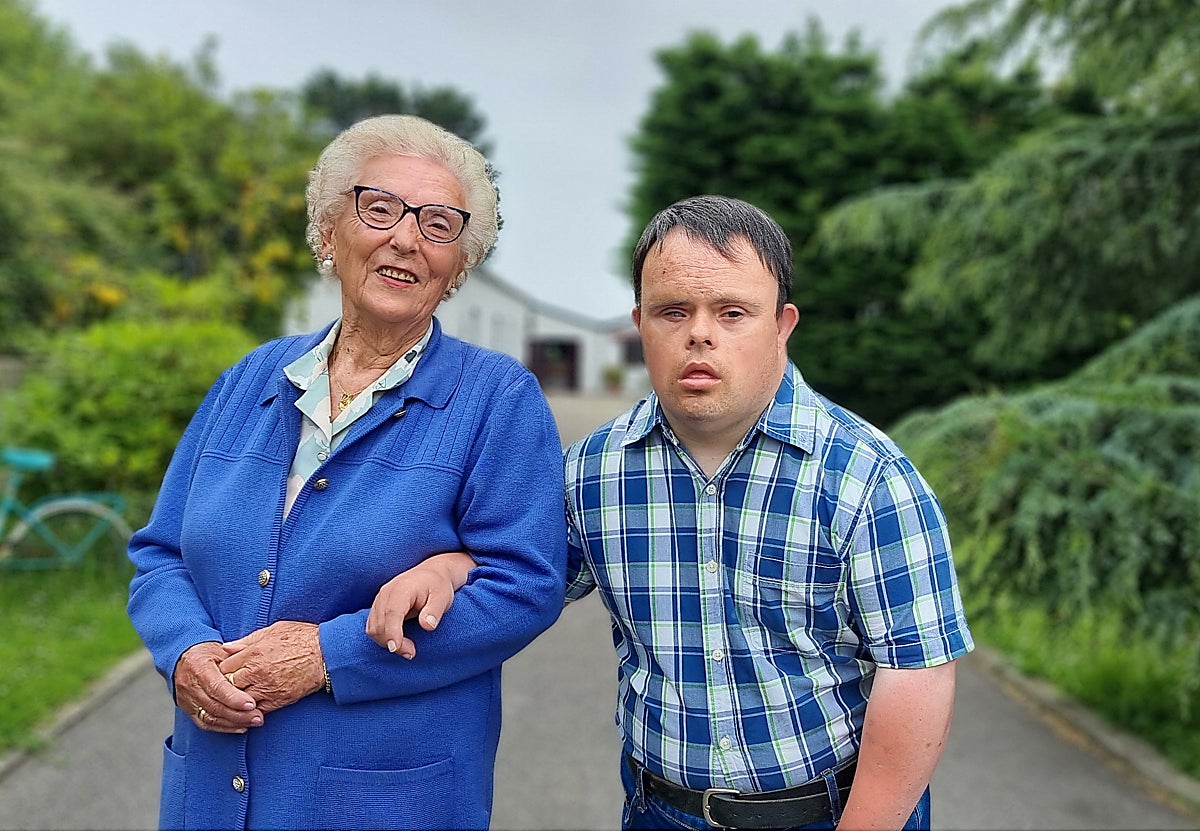 Mariví Crespo ofrece su brazo para que se enganche Roberto Martínez